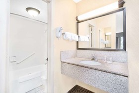 Days Inn & Suites by Wyndham Duluth by the Mall