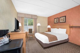 Days Inn & Suites by Wyndham Duluth by the Mall