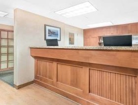 Days Inn & Suites by Wyndham Duluth by the Mall