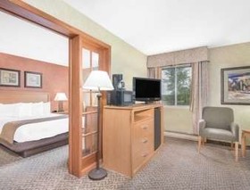 Days Inn & Suites by Wyndham Duluth by the Mall