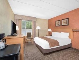Days Inn & Suites by Wyndham Duluth by the Mall