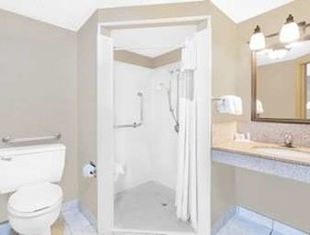 Days Inn & Suites by Wyndham Duluth by the Mall