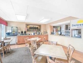 Days Inn & Suites by Wyndham Duluth by the Mall