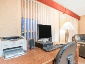 Days Inn & Suites by Wyndham Duluth by the Mall