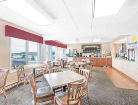 Days Inn & Suites by Wyndham Duluth by the Mall