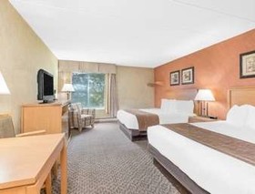 Days Inn & Suites by Wyndham Duluth by the Mall
