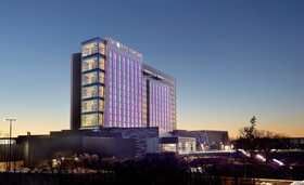 Omni Viking Lakes Hotel