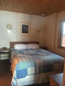 Thomsonite Beach Inn & Suites