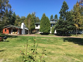 Thomsonite Beach Inn & Suites