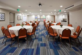 Holiday Inn Express & Suites (Golden Valley)