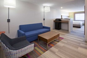 Holiday Inn Express & Suites (Golden Valley)