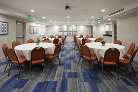 Holiday Inn Express & Suites (Golden Valley)