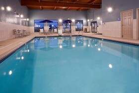 Holiday Inn Express & Suites (Golden Valley)