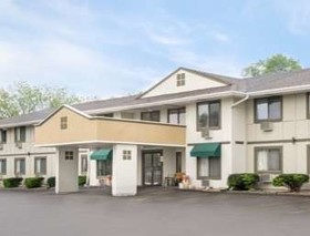 Super 8 by Wyndham Rochester Mayo Clinic Area