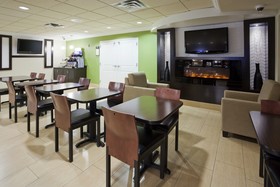 Holiday Inn Express Hotel & Suites Roger