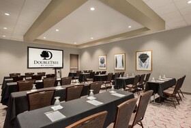 DoubleTree by Hilton St. Paul East