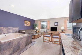 Super 8 by Wyndham Warroad