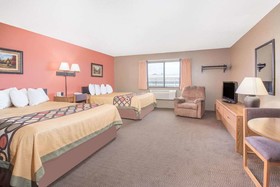 Super 8 by Wyndham Warroad