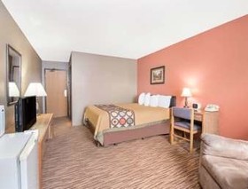 Super 8 by Wyndham Warroad