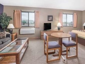 Super 8 by Wyndham Warroad