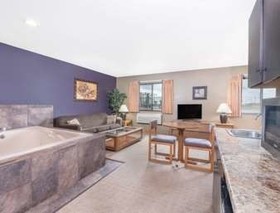 Super 8 by Wyndham Warroad