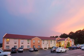 Super 8 by Wyndham Clinton