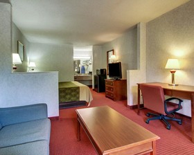 Econo Lodge Inn & Suites