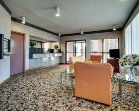 Econo Lodge Inn & Suites