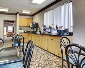 Econo Lodge Inn & Suites