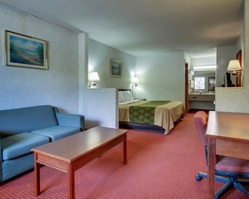 Econo Lodge Inn & Suites