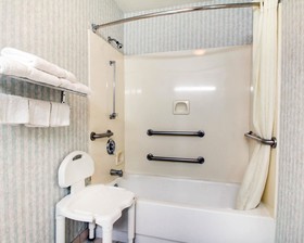 Econo Lodge Inn & Suites