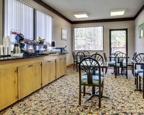 Econo Lodge Inn & Suites