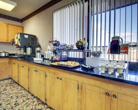 Econo Lodge Inn & Suites