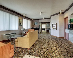 Econo Lodge Inn & Suites
