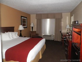 Holiday Inn Express & Suites Forest