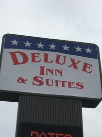 Deluxe Inn & Suites Greenwood