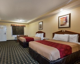 Econo Lodge Inn & Suites