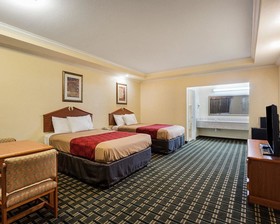 Econo Lodge Inn & Suites