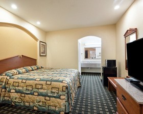 Econo Lodge Inn & Suites