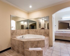 Econo Lodge Inn & Suites