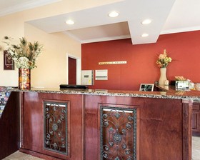 Econo Lodge Inn & Suites