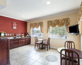 Econo Lodge Inn & Suites