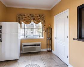 Econo Lodge Inn & Suites