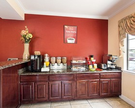 Econo Lodge Inn & Suites