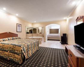 Econo Lodge Inn & Suites