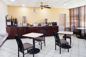 Super 8 by Wyndham Indianola