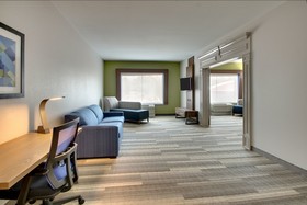 Holiday Inn Express & Suites Laurel