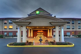 Holiday Inn Express & Suites Laurel