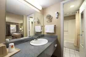 Super 8 by Wyndham Meridian