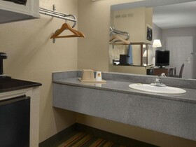 Super 8 by Wyndham Meridian
